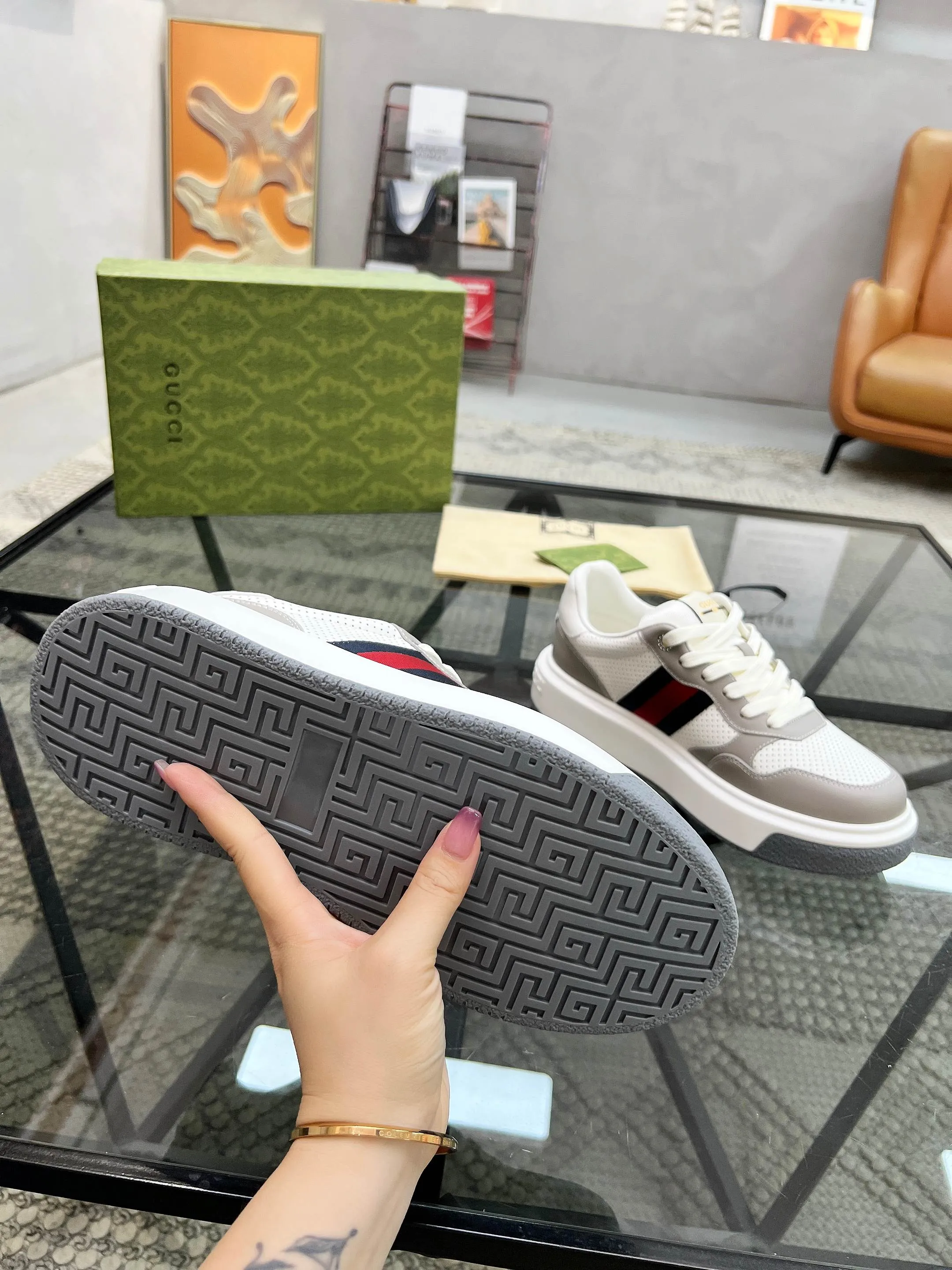 P460 new men's shoes GUCCI [Lightning] latest shoes are shipped. Original quality, fashionable, special materials, sheepskin lining, new packaging. The foot feels super comfortable and the workmanship is impeccable. Size: 38-45
